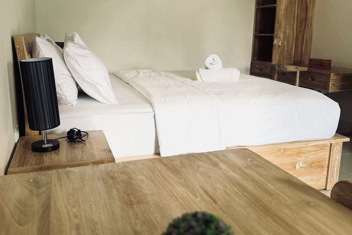 Desk, laptop workspace, free WiFi