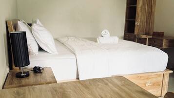 Standard Double Room, Patio, Garden View | Meja, ruang kerja komputer riba, Wi-fi percuma