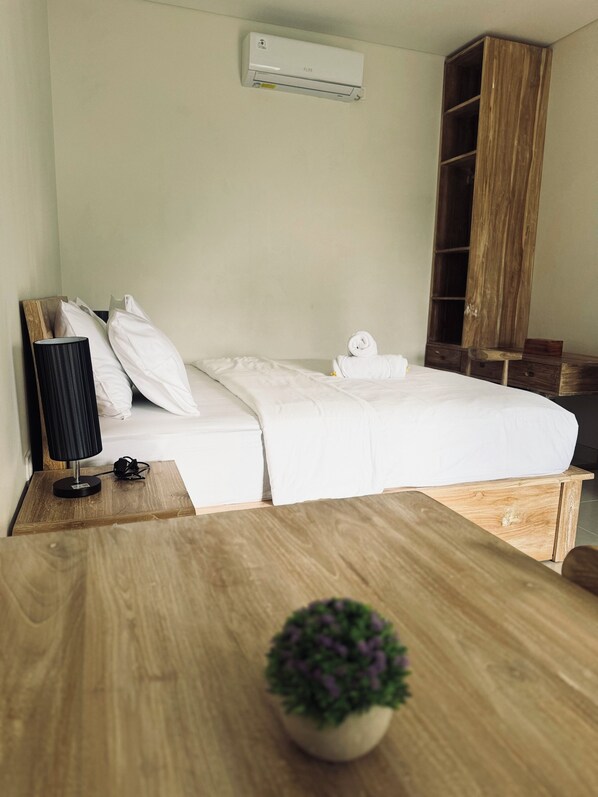 Desk, laptop workspace, free WiFi - Satria Bali Homestay (Badung)