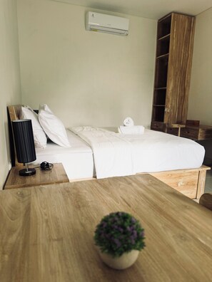 Standard szoba kétszemélyes ággyal, teraszos udvar, kilátással a kertre | Íróasztal, laptophoz jól használható munkafelület és ingyenes wifi