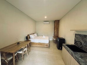 Desk, laptop workspace, free WiFi - Satria Bali Homestay (Badung)