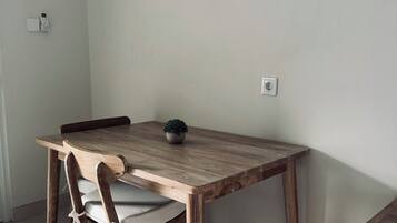 Standard Double Room, Patio, Garden View | Tempat makan