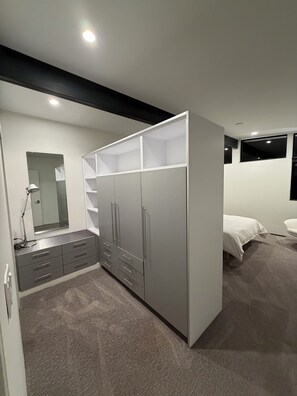 5 bedrooms, desk, iron/ironing board, free WiFi