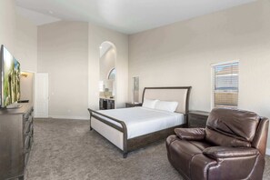 4 bedrooms, desk, WiFi, bed sheets - Spacious 4BR Home,Patio,Huge Yard,Sleeps 18,Grill (Gilbert)