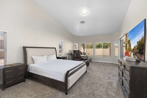 4 bedrooms, desk, WiFi, bed sheets - Spacious 4BR Home,Patio,Huge Yard,Sleeps 18,Grill (Gilbert)
