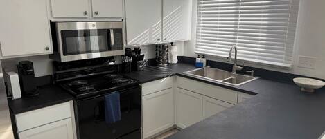 Een koelkast, een microgolfoven, een oven, een kookplaat