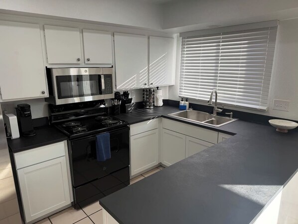 Refrigerador, microondas, horno, placa de cocina