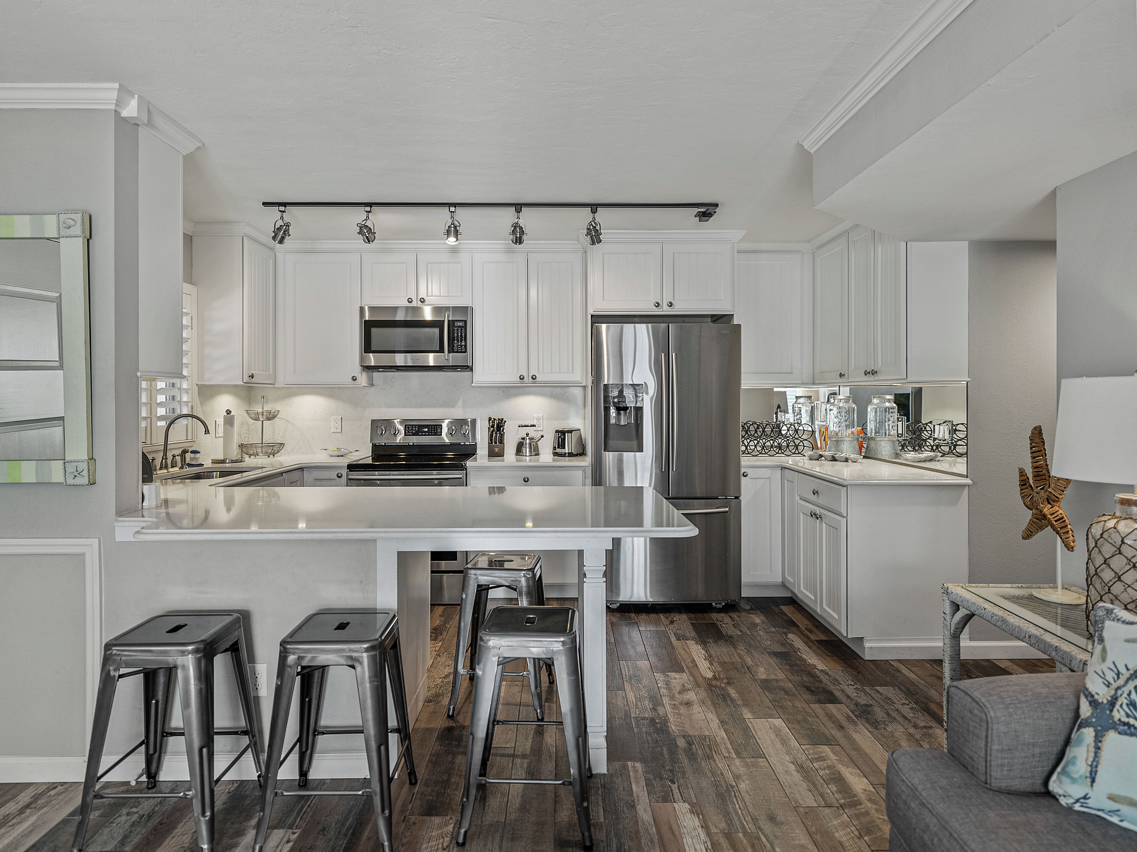 Refrigerador, microondas, horno y parrilla de estufa 