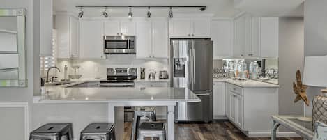 Refrigerador, microondas, horno y parrilla de estufa