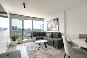 Smart TV - Luxury Condo Downtown Vancouver with free parking (Vancouver)