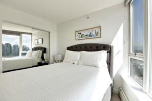 1 habitación, escritorio, tabla de planchar con plancha y cuna de viaje 