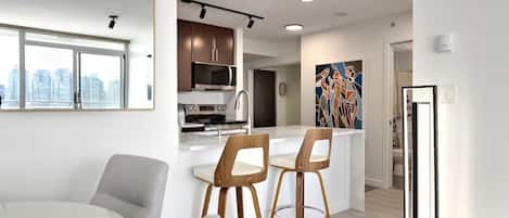 Jääkaappi, mikroaaltouuni, uuni, liesi