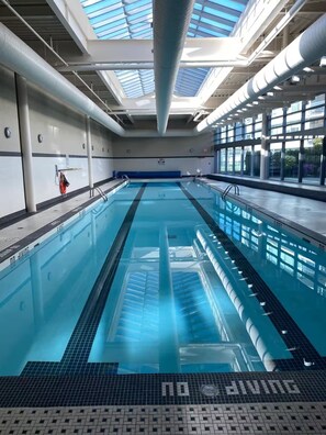 Indoor pool, a heated pool - Luxury Condo Downtown Vancouver with free parking (Vancouver)