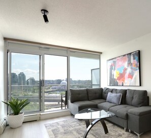 Smart TV - Luxury Condo Downtown Vancouver with free parking (Vancouver)