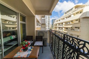 Property grounds - FREE PARKING! Waikiki Beach-Newly renovated, spacious 2-BR 2-bath condo, Sleep 8 (Honolulu)