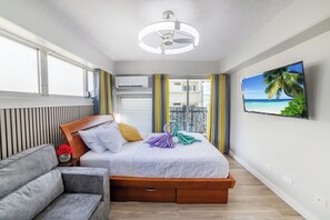 2 habitaciones, escritorio y tabla de planchar con plancha 