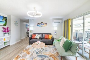 Smart TV - FREE PARKING! Waikiki Beach-Newly renovated, spacious 2-BR 2-bath condo, Sleep 8 (Honolulu)