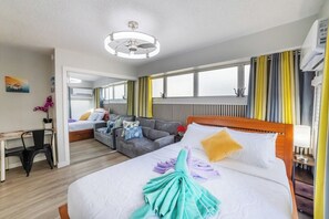2 bedrooms, desk, iron/ironing board, travel cot - FREE PARKING! Waikiki Beach-Newly renovated, spacious 2-BR 2-bath condo, Sleep 8 (Honolulu)