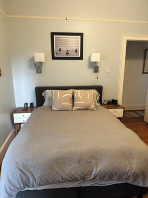 Tabla de planchar con plancha, wifi y ropa de cama