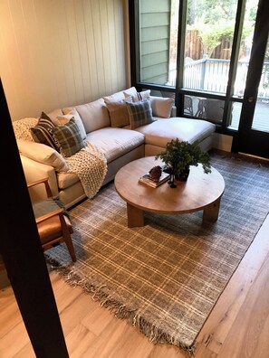 Living area - Lovely updated  3-bedroom condo on the Lake (Incline Village)