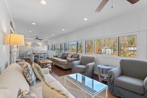 Smart TV, fireplace - Cove Life - Lakefront - 3/2 sleeps 10 with hot tub (Lake Lure)