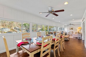 Dining - Cove Life - Lakefront - 3/2 sleeps 10 with hot tub (Lake Lure)