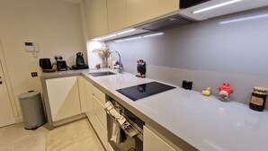 Coffee/tea maker, microwave, oven, stovetop - dream studio getaway (Gibraltar)