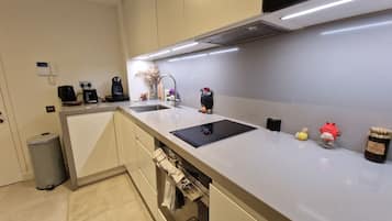 Micro-ondes, four, lave-vaisselle, cafetière/bouilloire