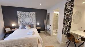 Skrivebord, strygejern/strygebræt, Wi-Fi, sengetøj