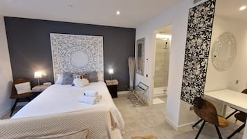 Bureau, fer et planche à repasser, Wi-Fi, draps fournis