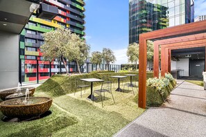 Outdoor dining - Modern Carlton Living Minutes to CBD (Carlton)