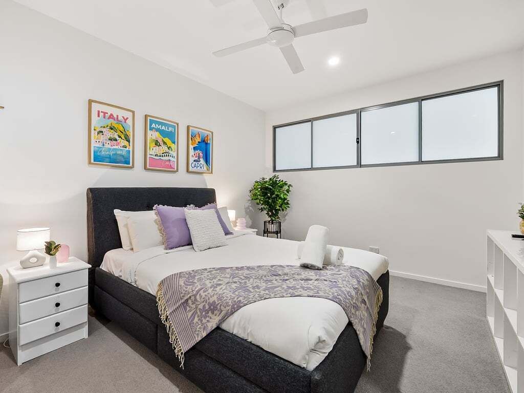 Desk, iron/ironing board, WiFi, bed sheets