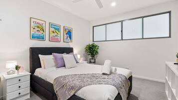 Desk, iron/ironing board, WiFi, bed sheets