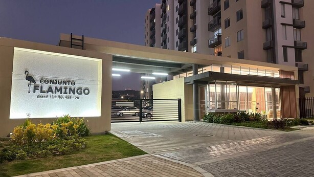 Ingresso moderno di un edificio con un cartello che riporta 