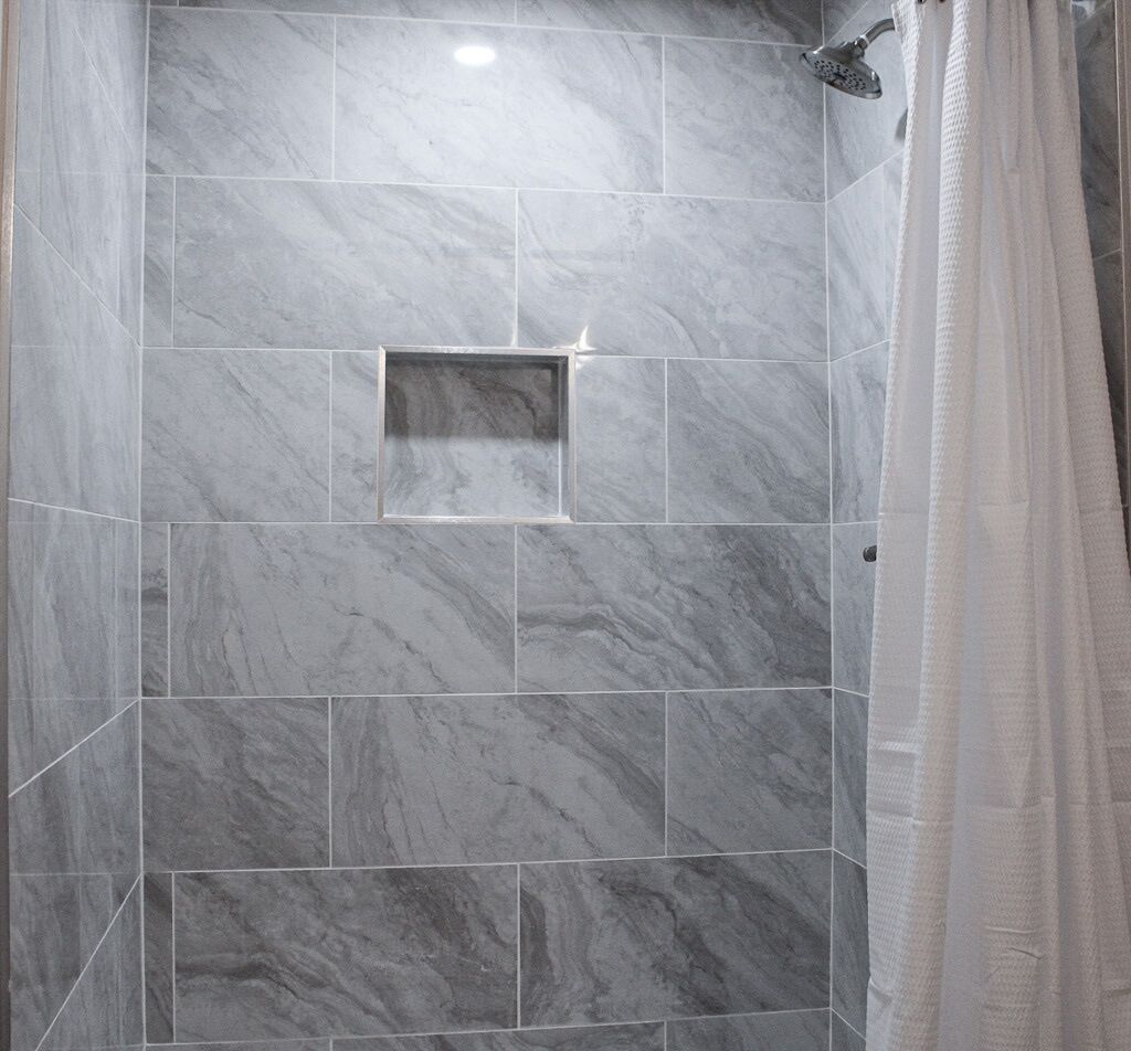 Douche, serviettes fournies, papier toilette