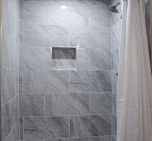 Douche, serviettes fournies, papier toilette