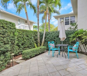 Outdoor dining - NEW! Modern Park Shore Condo—Walk to Everything (Naples)
