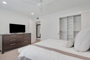 2 bedrooms, iron/ironing board, WiFi, bed sheets - NEW! Modern Park Shore Condo—Walk to Everything (Naples)