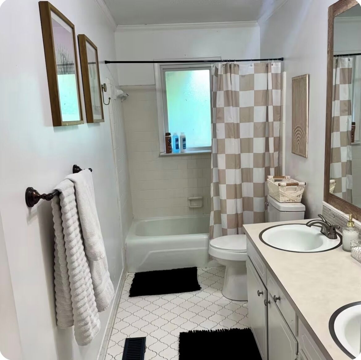 Chuveiro, toalhas de banho, sabonete, papel higiênico