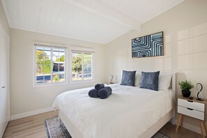 3 habitaciones, escritorio y tabla de planchar con plancha