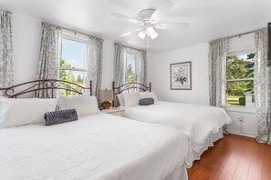 4 bedrooms, iron/ironing board, WiFi, bed sheets - The "Darling Duplex" in South Haven! 2 units. 12 guests. 4 bedrooms. 2.5 baths. (South Haven)