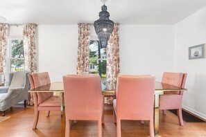 Dining - The "Darling Duplex" in South Haven! 2 units. 12 guests. 4 bedrooms. 2.5 baths. (South Haven)