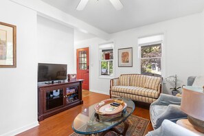 TV - The "Darling Duplex" in South Haven! 2 units. 12 guests. 4 bedrooms. 2.5 baths. (South Haven)