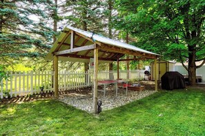 Outdoor dining - The "Darling Duplex" in South Haven! 2 units. 12 guests. 4 bedrooms. 2.5 baths. (South Haven)