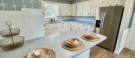 Kjøleskap, mikrobølgeovn, ovn og kokeplater