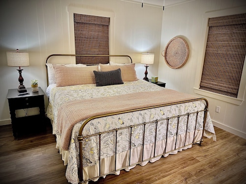 The Homestead-Vintage Charm near Pat Mayse Lake