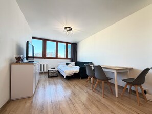 1 bedroom, iron/ironing board, WiFi, bed sheets - Powstańców Śląskich Lavish Apartment (Wrocław)