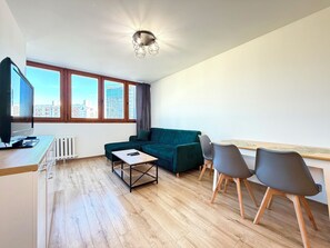 TV - Powstańców Śląskich Lavish Apartment (Wrocław)