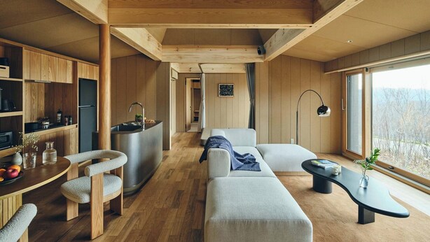 Un intérieur moderne comprenant une cuisine, un coin repas et un espace de vie.