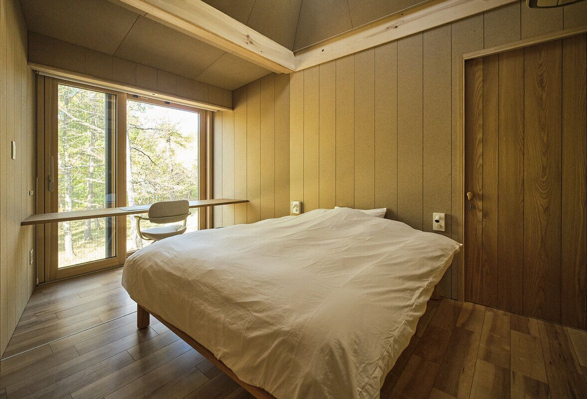 Escritorio, espacio para trabajar con laptop y wifi gratis 